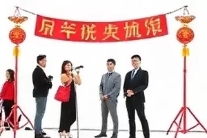热榜录制现场收尾时观众席举起的灯牌与散落应援手幅