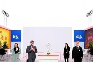《热度曲线》折线图投影在墙面上的画面