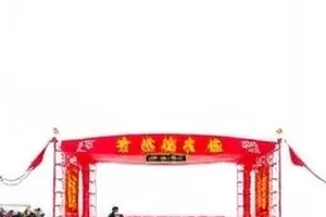 《第七次彩排》剧场后台走位标记胶带与散落的场刊