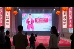 《三天之后》访谈节目空荡演播厅与两把相对摆放的椅子