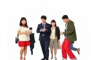 《半场散场》电影放映厅散场通道与亮起的应急灯